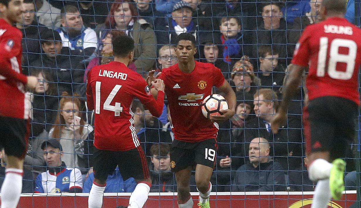 Marcus Rashford membuka keunggulan bagi Manchester United saat bertamu ke markas Blackburn Rovers pada putaran kelima Piala FA di Ewood Park, Blackburn, (19/2/2017). MU menang 2-0. (Martin Rickett/PA via AP)