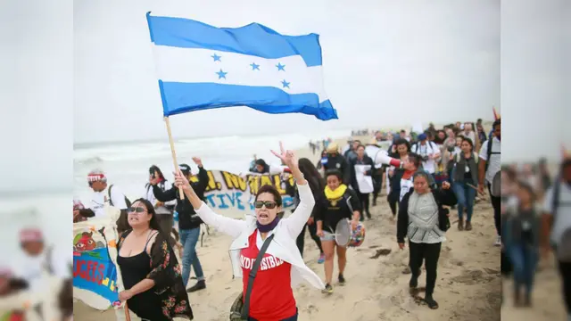 Para imigran asal Honduras berdemonstrasi di perbatasan AS - Meksiko di San Ysidro, San Diego, California (29/4) (Sandy Huffaker / AFP PHOTO)