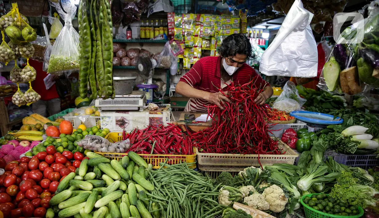Pedagang menata cabai saat menunggu pembeli di kiosnya di Pasar Mede, Jakarta, Rabu (15/12/2021). Harga pangan yang naik antara lain semua jenis cabe, bawang-bawangan serta minyak goreng. (Liputan6.com/Faizal Fanani)