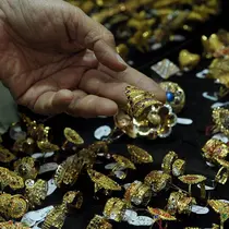 Pedagang memperlihatkan perhiasan emas di sebuah toko Kawasan Cikini, Jakarta, Kamis (3/9/2015). Harga emas milik PT Aneka Tambang Tbk (Antam) hari ini terpantau bergerak stabil di posisi Rp560 ribu per gram. (Liputan6.com/Johan Tallo)