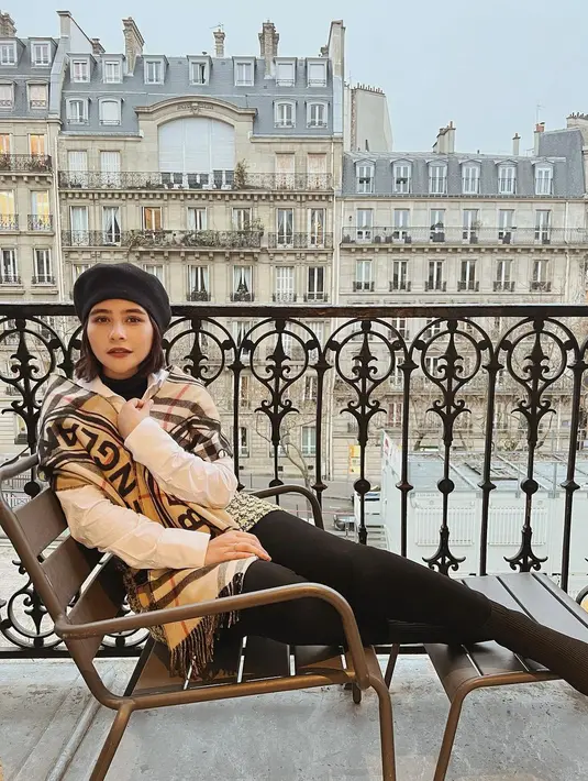 Prilly memakai syal Burberry sebagai luaran, dipadu kemeja putih dan tweed skirt kuning. [@prillylatuconsina96].