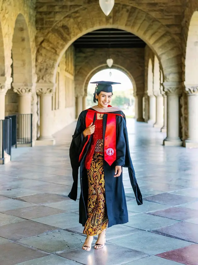 8 Momen Maudy Ayunda Lulus S2 dari Stanford University, Menawan Pakai Kebaya