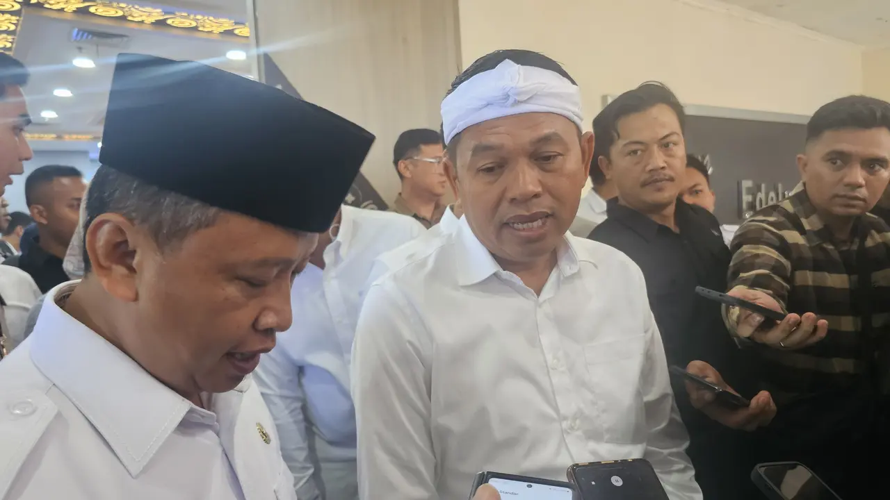 Gubernur Jawa Barat, Dedi Mulyadi usai menggelar rapat bersama dengan sejumlah perangkat daerah di Balai Kota Depok. (Liputan6.com/Dicky Agung Prihanto)