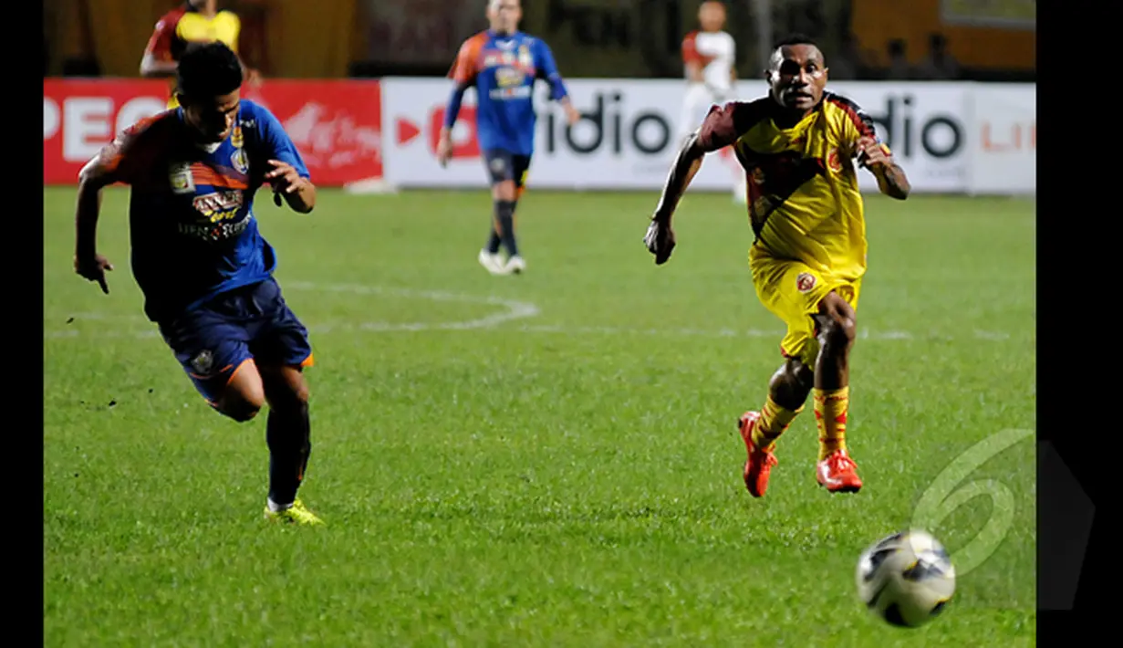 Penyerang Sriwijaya FC, Titus Bonai (Kanan) berusaha mengejar bola saat laga Final SCM Cup 2015 di Stadion Jakabaring,Selasa (27/1/2015). Arema Cronus Menang 1-0 atas Sriwijaya FC. (Liputan6.com/Johan Tallo)