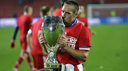Pemain tengah Bayern Muenchen Franck Ribery mencium Throphy kemenangan  (AFP/Odd Andersen)