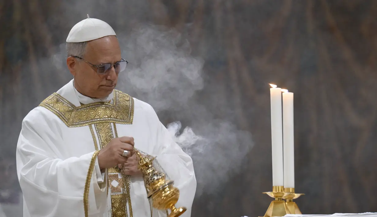 Foto yang diambil dan dibagikan pada tanggal 9 Mei 2025 oleh The Vatican Media ini menunjukkan Paus Leo XIV saat memimpin misa bersama para kardinal di Kapel Sistina, Vatikan. (Handout/Vatican Media/AFP)