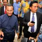 Dahlan Iskan dan Yusril Ihza Mahendra usai mendatangi Bareskrim Mabes Polri, Jakarta, Senin (22/6/2015). Dahlan diperiksa sebagai saksi dalam dugaan korupsi pengadaan BBM High Speed Diesel PT PLN tahun 2010. (Liputan6.com/Yoppy Renato)