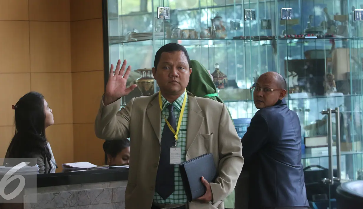  Pengacara Saipul Jamil, Nazarudin Lubis menyapa awak media saat memenuhi panggilan KPK di Jakarta, Selasa (28/6). Nazaruddin Lubis diperiksa sebagai saksi terkait suap kepada Panitera Pengganti PN Jakarta Utara, Rohadi. (Liputan6.com/Herman Zakharia)