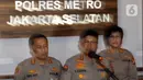 Kadiv Humas Polda Metro Jaya Kombes Pol E Zulpan (tengah) menyampaikan keterangan saat jumpa pers terkait kasus kekerasan dalam rumah tangga (KDRT) yang dilakukan oleh artis Rizky Billar di Polres Metro Jakarta Selatan, Rabu (12/10/2022). Polres Metro Jakarta Selatan resmi menaikkan status Rizky Billar dari saksi menjadi tersangka dalam kasus KDRT yang dilakukan terhadap Lesti Kejora. (Liputan6.com/Herman Zakharia)