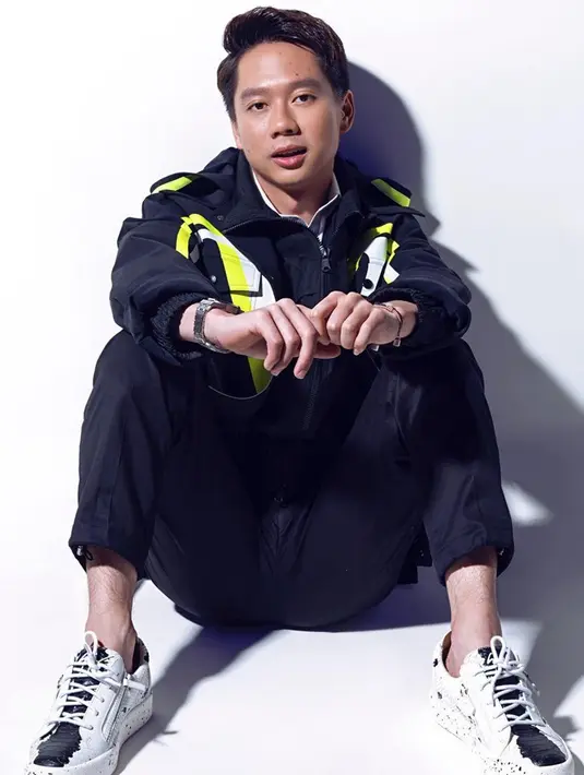 Penampilan sporty pria dengan nama lengkap Kevin Sanjaya Sukamuljo saat pemotretan ini banjir pujian. Dirinya terlihat begitu menawan dengan jaket hitam yang memiliki detail kuning serta putih. (Liputan6.com/IG/@kevin_sanjaya)