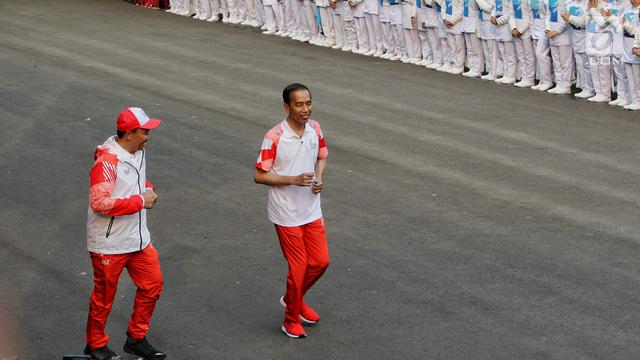 Jokowi Bangga Bawa Obor Pakai Sneakers Lokal Edisi Spesial Asian Games Fashion Beauty Liputan6 Com