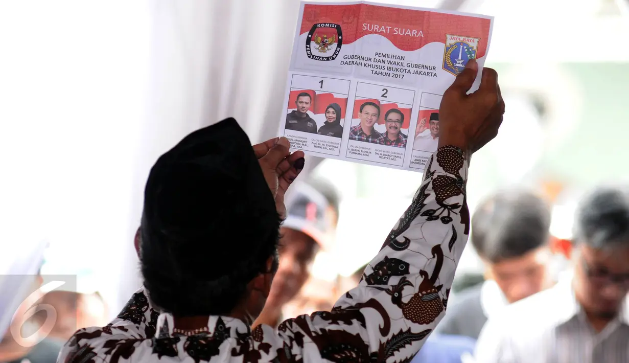 Petugas KPPS menunjukkan keabsahan surat suara Pilkada DKI Jakarta di TPS 027 Kebagusan, Jakarta, Rabu (15/2). Ahok-Djarot unggul dengan 254 suara sementara Anies-Sandi 207 serta AHY-Sylvi 85. (Liputan6.com/Helmi Fithriansyah)