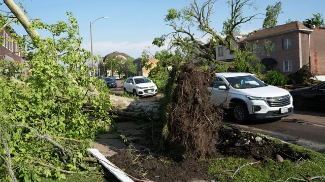 Pengemudi berjalan melewati puing-puing setelah badai di St. Louis [Jeff Roberson/AP]