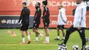 Hasil tersebut menambah intrik dua tim dengan performa terkini yang kontras. Tampak dalam foto, penyerang SL Benfica asal Yunani, Vangelis Pavlidis (tengah) menghadiri sesi latihan menjelang leg pertama play-off Liga Champions 2025/2026 melawan Real Madrid di Kampus Benfica, Seixal, pinggiran Lisbon, Portugal, pada Senin 16 Februari 2026. (PATRICIA DE MELO MOREIRA/AFP)