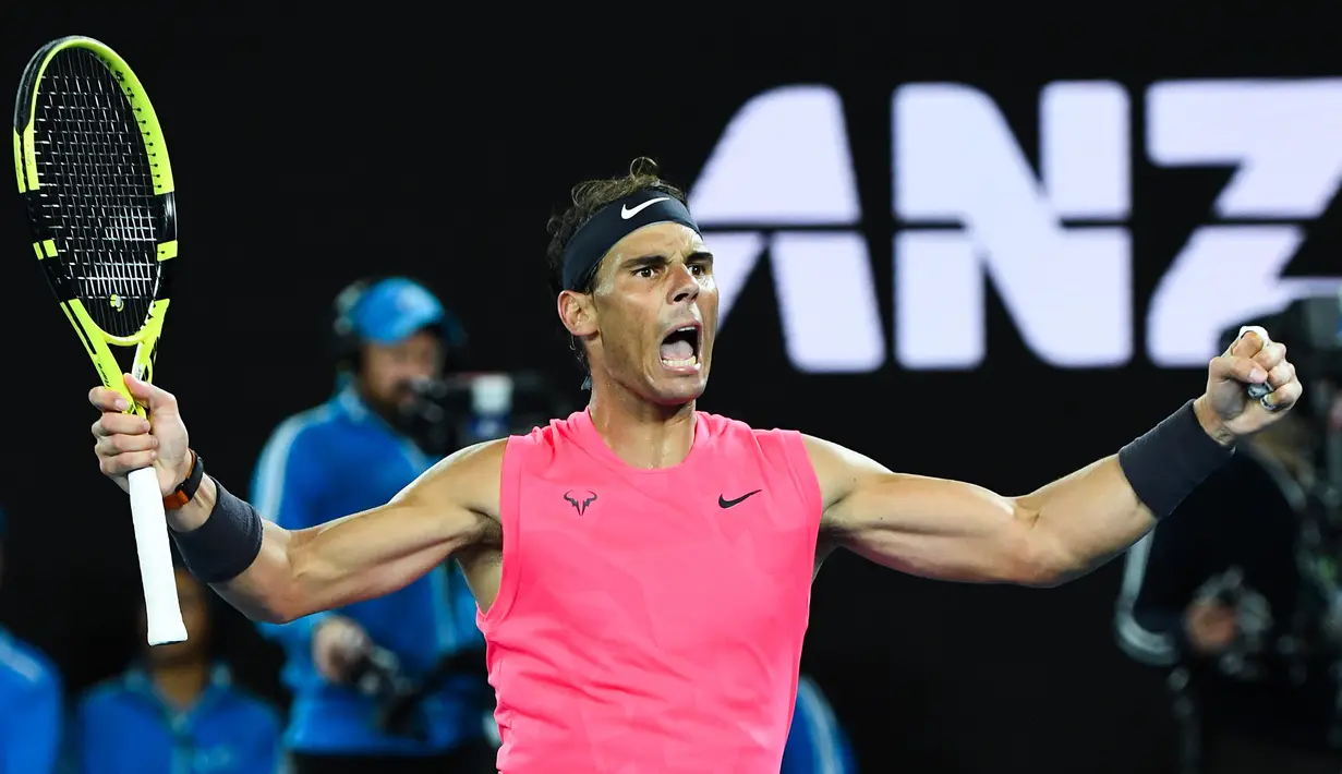 Petenis Spanyol, Rafael Nadal merayakan kemenangan usai mengalahkan Nick Kyrgios dari Australia selama pertandingan putaran keempat kejuaraan tenis Australia Terbuka di Melbourne, Australia (27/1/2020). (AFP Photo/William West)