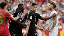 Pemain Sevilla, Sergio Ramos, bersitegang dengan pemain Real Madrid, Antonio Rudiger, pada laga Liga Spanyol di Stadion Ramon Sanchez Pizjuan, Sabtu (21/10/2023). (AFP/Crsitina Quicler)
