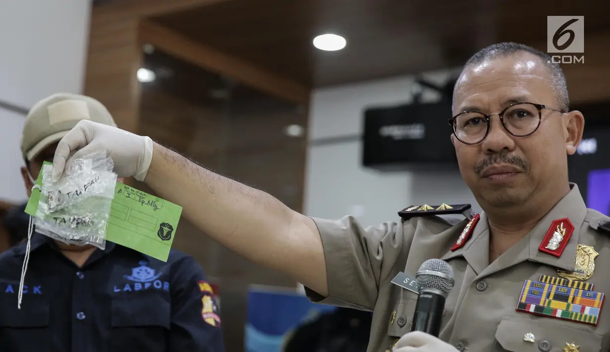 Kepala Divisi Humas Mabes Polri Inspektur Jenderal Pol Setyo Wasisto (tengah) menunjukan barang bukti yang berhasil diamankan  saat gelar rilis Pengungkapan Kasus Teroris dan Gelar BB di Divhumas Polri, Jakarta, Kamis (22/6). (Liputan6.com/Faizal Fanani)