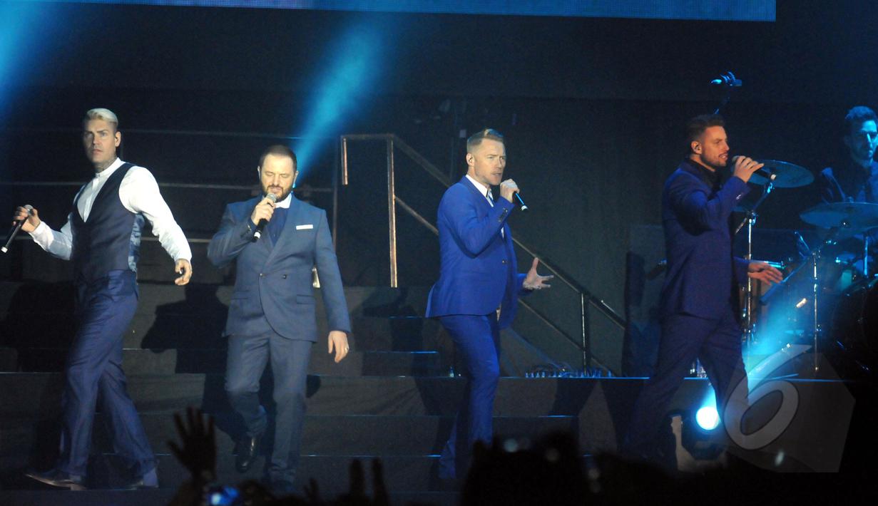 Grup musik Boyzone tampil dalam konser bertajuk A Night Of Reunion With Boyzone di Istora Senayan, Jakarta (22/5/2015). Boyband asal Inggris hadir kembali setelah 18 tahun lalu pernah menggelar konser di Jakarta. (Liputan6.com/Panji Diksana)