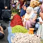 Presiden Jokowi berbicara dengan sejumlah pedagang di Pasar Muara Bungo, Jambi. Jokowi minta Menteri PUPR Basuki Hadimuljono segera merevitalisasi pasar tersebut. (Foto: Rusman - Biro Pers Sekretariat Presiden)