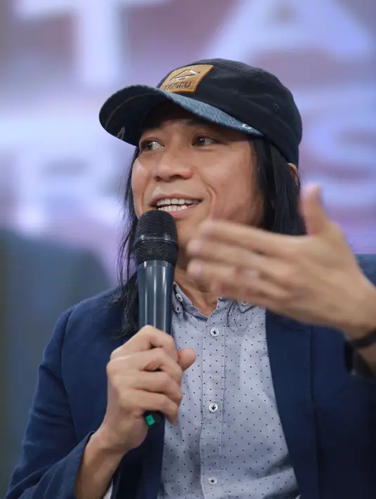 "Saya banyak melakukan kegiatan di luar musik aja, seperti diskusi. Kalau manggung udah enggak, cuma satu dua lagu aja, gak bisa lama-lama," ujar lelaki kelahiran Donggala, Sulawesi Tengah, 47 tahun silam itu. (Galih W. Satria/Bintang.com)