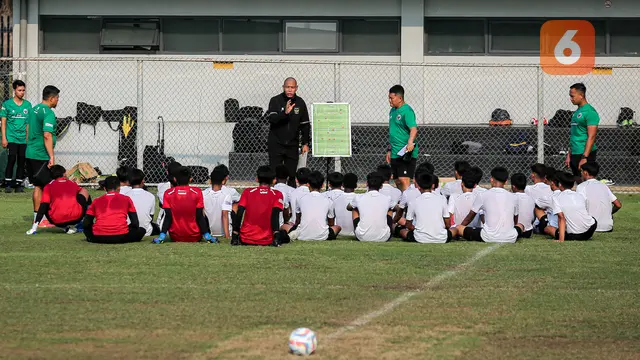Foto: Nova Arianto Pimpin Latihan Perdana Timnas Indonesia U-16, Panggil 32 Pemain