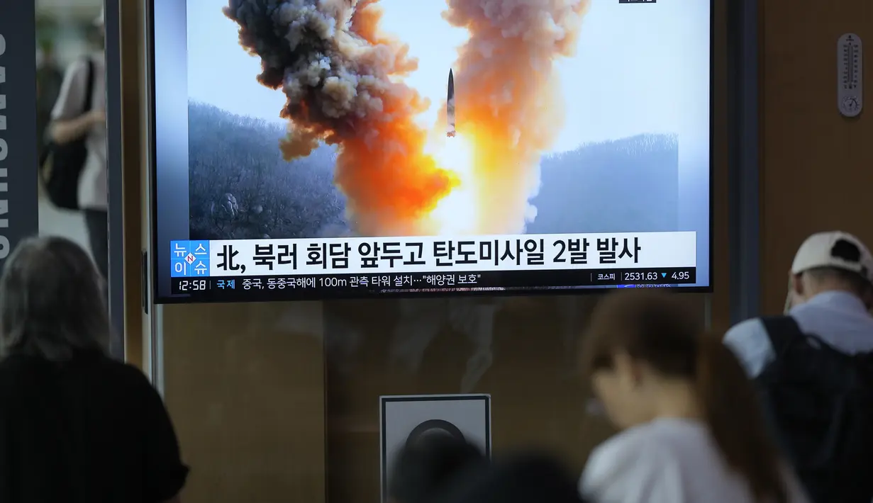 Layar TV menampilkan laporan rudal balistik Korea Utara dengan gambar file selama program berita di Stasiun Kereta Api Seoul di Seoul, Korea Selatan, Rabu (13/9/2023). (AP Photo/Lee Jin-man)