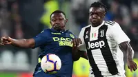 Striker Juventus, Moise Kean, berebut bola dengan bek Udinese, Nicholas Opoku, pada laga Serie A di Stadion Allianz, Turin, Jumat (8/3). Juventus menang 4-1 atas Udinese. (AFP/Miguel Medina)