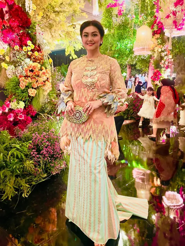 6 Outfit Kondangan Ala Bella Saphira, Inspirasi Tampil Fresh di Usia 50 Tahun
