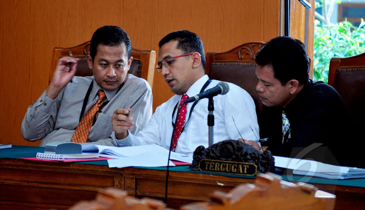 Tim kuasa hukum KPK saat menjalani sidang perdana praperadilan di PN Jakarta Selatan, Senin (18/5/2015). Hadi Poernomo membacakan permohonannya dan menggugat status tersangka terkait kasus pajak Bank BCA. (Liputan6.com/Yoppy Renato)