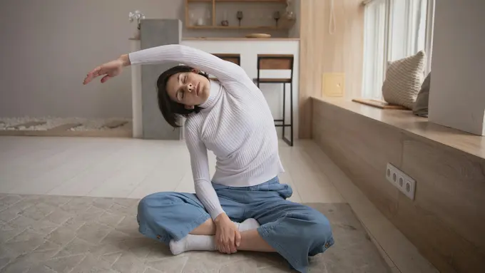 10 Menit Peregangan Sore yang Bisa Bantu Mood Kembali Stabil