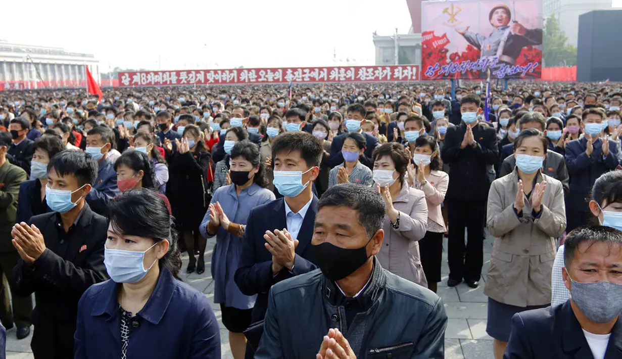 Ribuan orang mengikuti rapat umum menyambut Kongres ke-8 Partai Buruh Korea di Lapangan Kim Il Sung, Pyongyang, Korea Utara, Senin (12/10/2020). (AP Photo/Jon Chol Jin)
