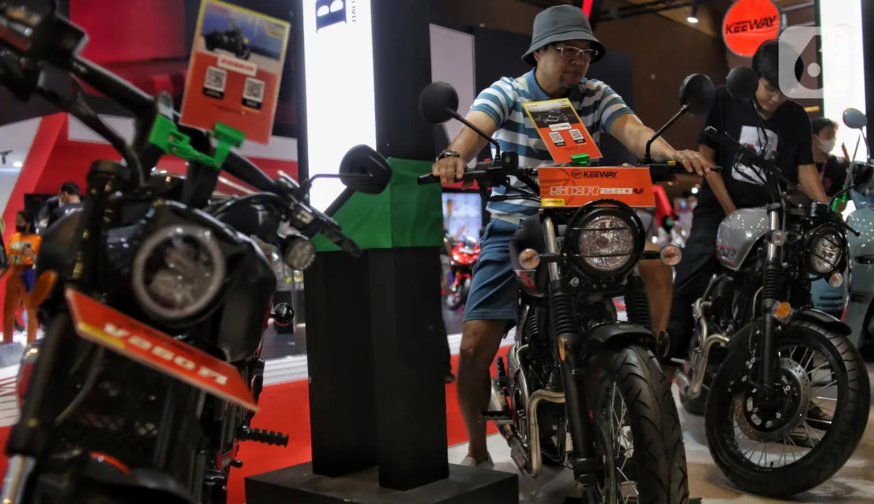 Pengunjung melihat koleksi sepeda motor yang dipamerkan dalam Indonesia International Motor Show (IIMS) 2023 di Jiexpo Kemayoran, Jakarta, Minggu (19/2/2023). Selain mobil, IIMS 2023 yang berlangsung hingga 26 Februari mengangkat tema "Bringing Opportunity for Otomotive Society Together" (BOOST) tersebut menghadirkan sekitar 40 merek produk sepeda motor dengan konsep terbaru. (merdeka.com/Iqbal S. Nugroho)