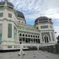 Penyemprotan cairan disinfektan dilakukan di sejumlah masjid yang berada di inti Kota Medan, Ibu Kota Provinsi Sumut