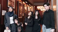 Badas Bak Poster Film, Potret Olla Ramlan dan Anak-Anaknya Berbalut Outfit Hitam Memikat
