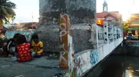 Jembatan unik di salah satu titik di Kali Sentiong, Johar Baru, Jakarta Pusat. (Liputan6.com/Andri Setiawan)