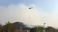Badan Nasional Penanggulangan Bencana mulai (BNPB) menerjunkan Helikopter Water bombing untuk menangani kebakaran di TPA Rawa Kucing, Kecamatan Neglasari, Kota Tangerang, Senin (23/10/2023). (Liputan6.com/Pramita Tristiawati)
