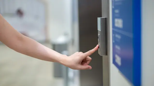 menyentuh fasilitas umum