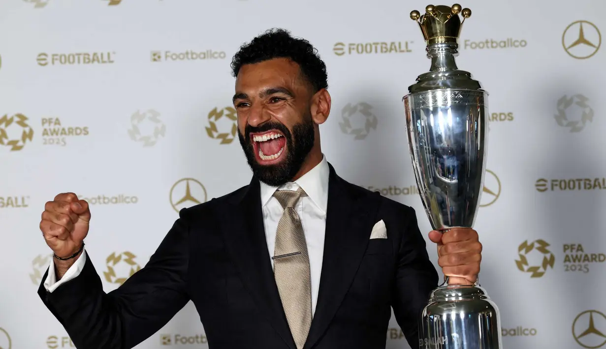 Raihan ini sekaligus menjadikannya sebagai pemain pertama yang meraih penghargaan PFA Men's Player of The Year untuk ketiga kalinya. (Darren Staples/AFP)