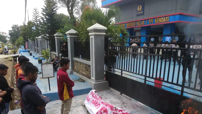 Mahasiswa menolak kedatangan TKA China di Kendari, menggelar salat jenazah di depan Kantor Imigrasi Kelas I Kendari, Senin (29/6/2020).(Liputan6.com/Ahmad Akbar Fua)