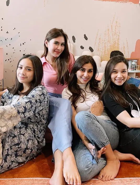 "Tapi sebenarnya rumahnya deket cuma lima menit keluar komplek, klepeset nyampe. Tapi ya mungkin karena kita sudah bareng, sebelum aku tinggal di rumah itu aku sudah nyuruh adikku tinggal di situ duluan," paparnya. (Instagram/nissyaa)