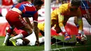 Robert Lewandowski kembali mencetak gol untuk membawa Bayern Muenchen unggul 2-0 atas Eintracht Frankfurt (REUTERS/Michael Dalder)