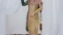 Melihat pesona Kahiyang Ayu dibalut kain Songket. Nuansa kuning, hijau dengan sentuhan emas pada outfitnya kali ini terlihat sempurna dikenakan Kahiyang. [Foto: Instagram/ayanggkahiyang]