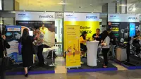 Suasana pameran pada ivent Mekari, Jakarta, Kamis (25/4). Bank Mandiri berharap dapat memperkuat kapasitas UKM dalam mengembangkan bisnis melalui pemanfaatan teknologi digital, khususnya digital banking yang bisa memberikan kemudahan transaksi dan efisiensi usaha. (Liputan6.com/Angga Yuniar)