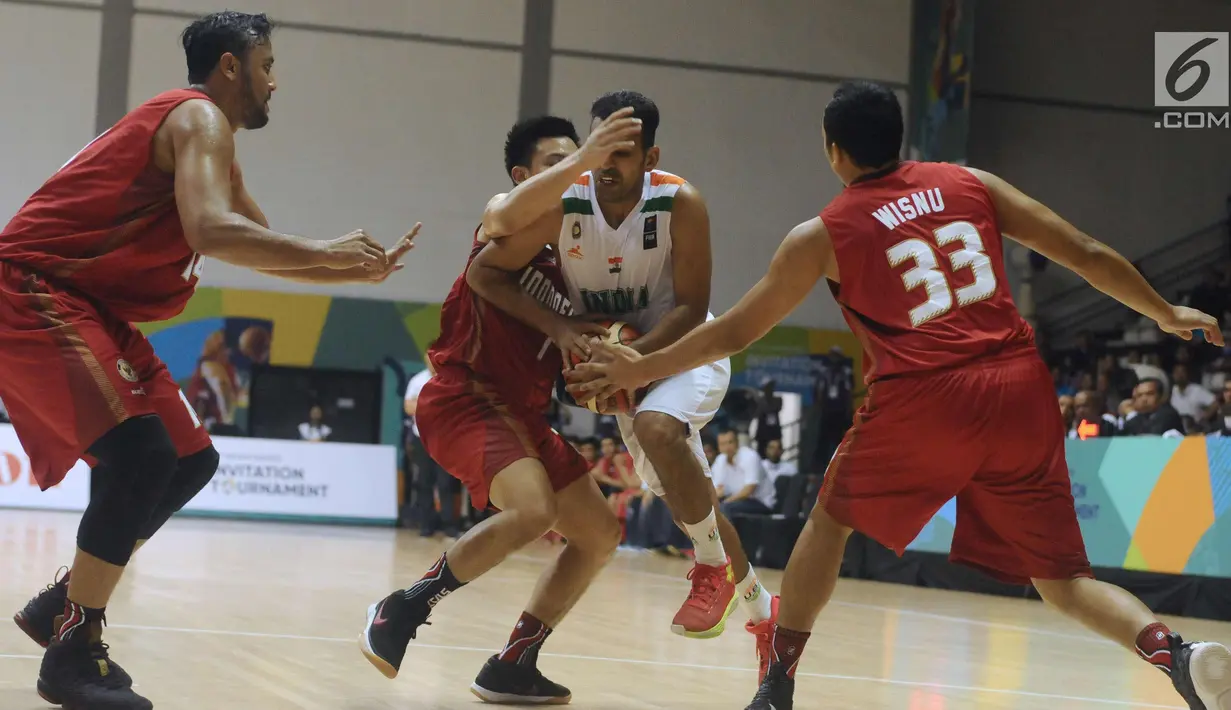 Tiga pebasket putra Indonesia mencoba menahan pemain India saat turnamen invitasi sekaligus tes event jelang Asian Games 2018 di Jakarta, Jumat (9/2). Indonesia kalah 66-55. (Liputan6.com/Helmi Fithriansyah)