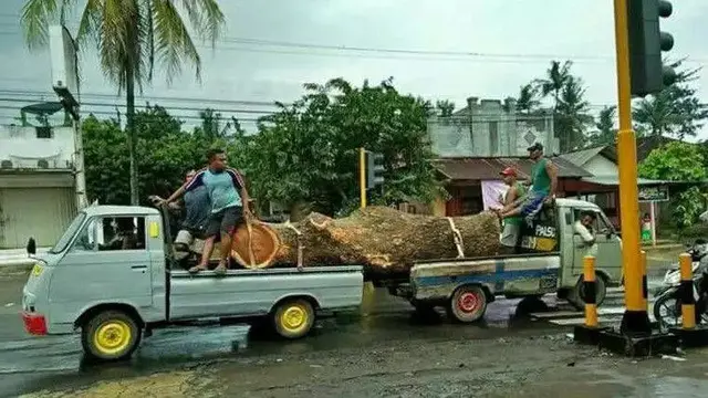 6 Potret Orang di Mobil Pick Up Bersama Barang Angkutan Ini Bikin Kasihan
