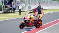 Pembalap Repsol Honda asal Spanyol Marc Marquez mengendarai sepeda motornya dari garasi saat sesi latihan bebas pertama di Pertamina Mandalika International Street Circuit, Mandalika, Lombok Tengah, Nusa Tenggara Barat, Jumat (18/3/2022). (AP Photo/Achmad Ibrahim)