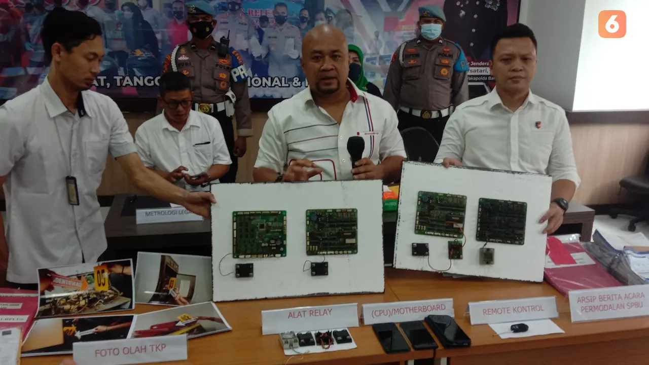 Polda Banten Bongkar SPBU Curang, Kurangi Takaran Pengisian BBM. (Rabu, 22/06/2022). (Liputan6.com/Yandhi Deslatama).