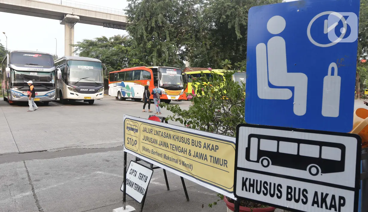 Suasana Terminal Kampung Rambutan, Jakarta, Kamis (22/4/2021). Pemerintah resmi memperluas periode larangan mudik lebaran 2021 mulai 22 April sampai 24 Mei 2021 yang tertuang dalam Adendum Surat Edaran (SE) Nomor 13 Tahun 2021. (Liputan6.com/Helmi Fithriansyah)