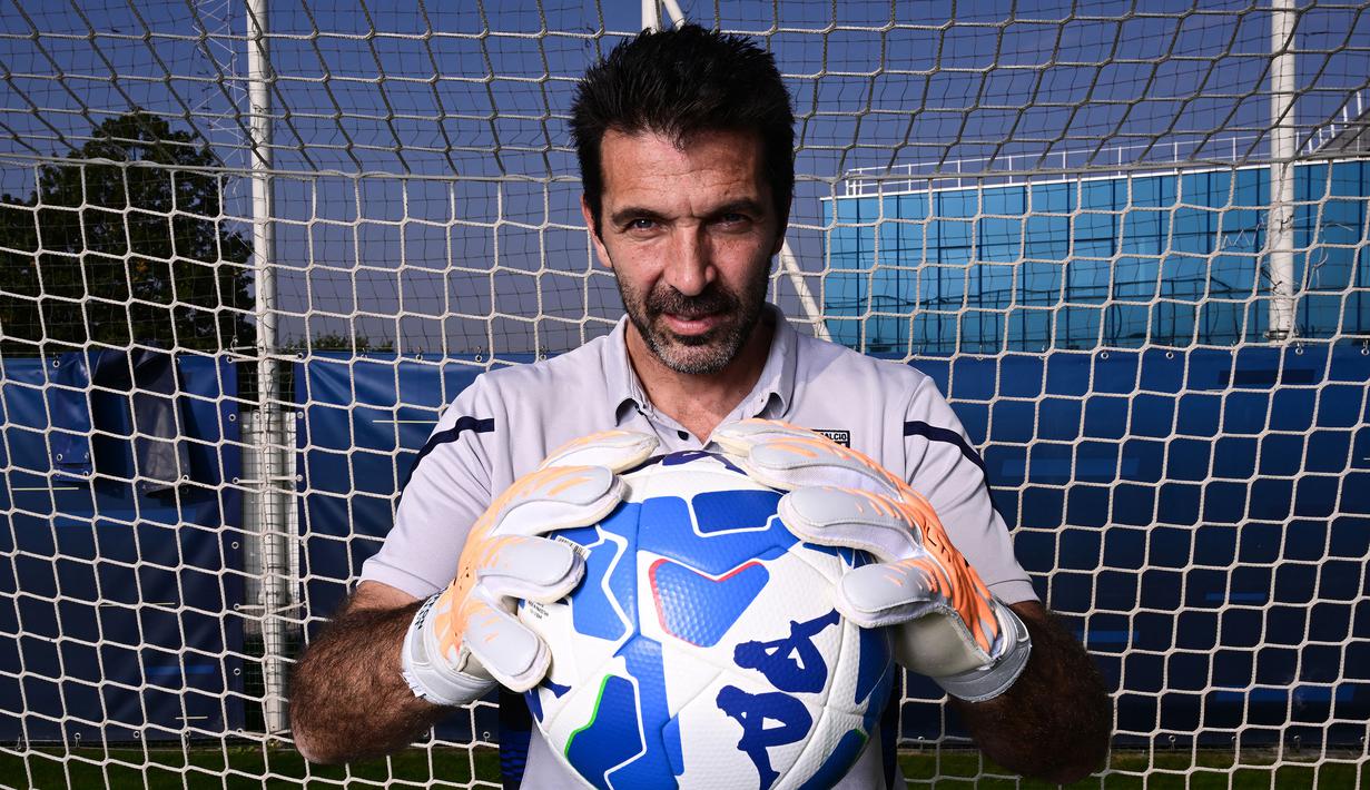 Kiper Parma, Gianluigi Buffon berpose setelah sesi wawancara di Collecchio Sports Center, Parma, 27 Oktober 2022. (AFP/Miguel Medina)