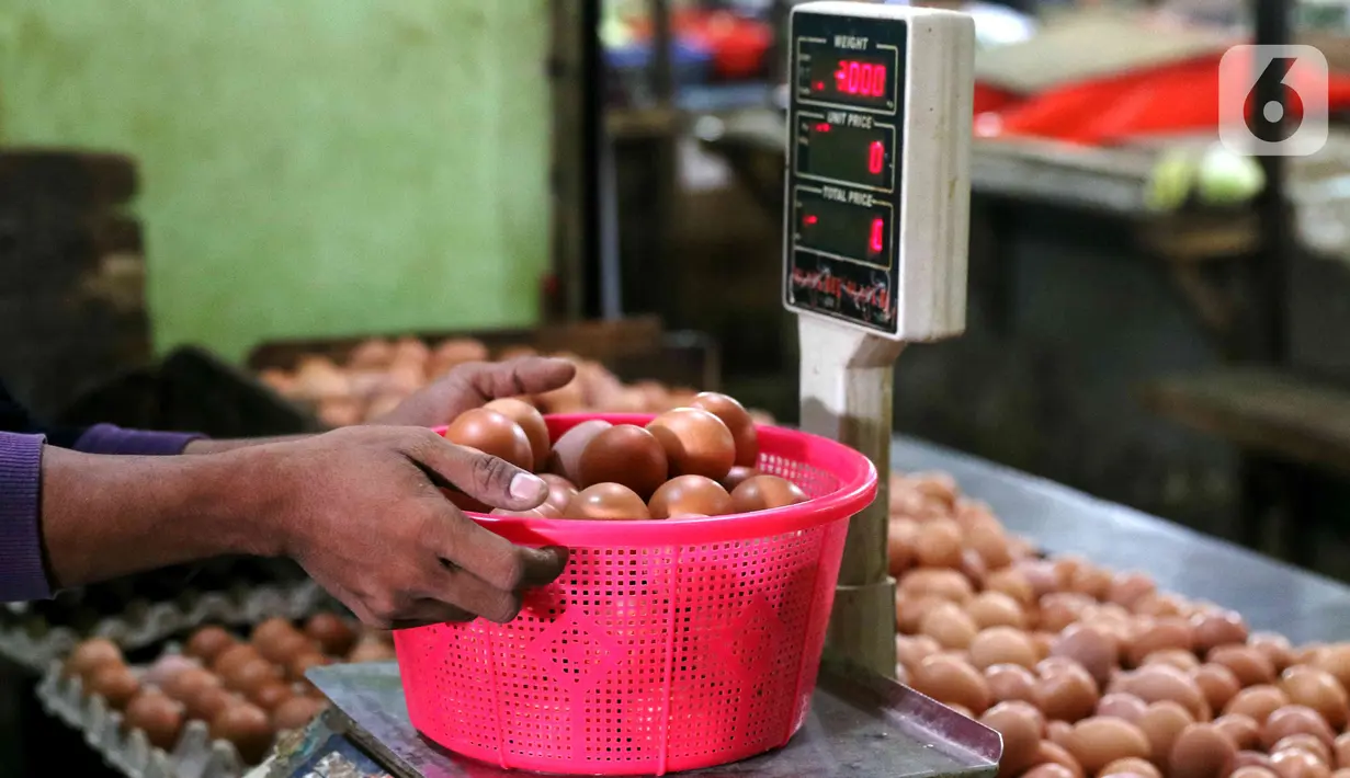 Pedagang menimbang telur ayam saat melayani pembeli di Pasar Kelapa Dua, Kabupaten Tangerang, Banten, Rabu (29/12/2021). Jelang pergantian tahun, harga telur ayam mencapai Rp 30.000 per kg. (Liputan6.com/Angga Yuniar)
